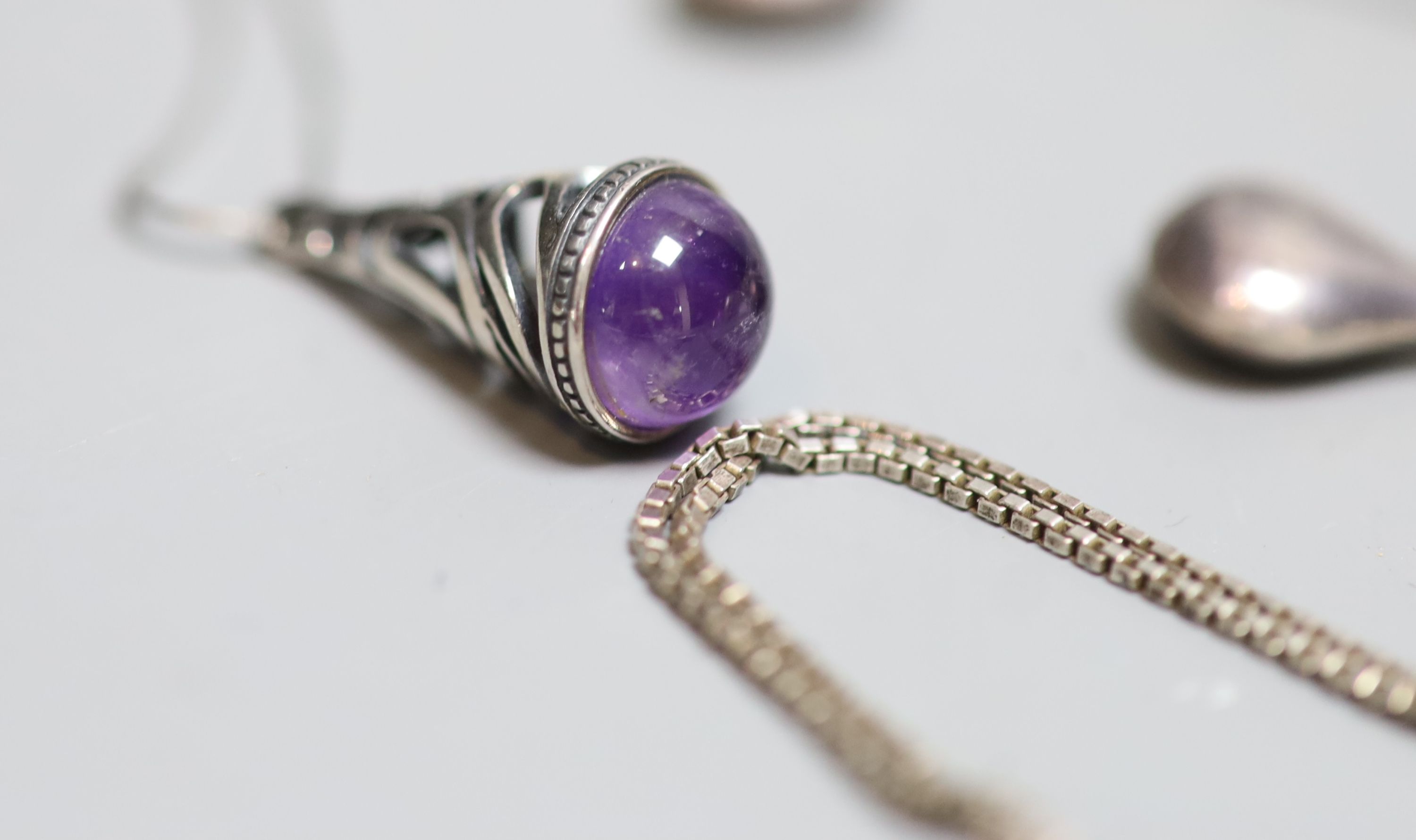 Mixed jewellery including a stylish silver necklace, 925 ring and an Italian 925 and amethyst set drop pendant necklace.